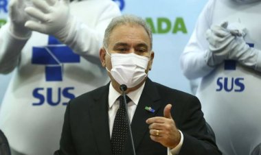 Covid-19: ministério reduz intervalo de reforço e amplia público